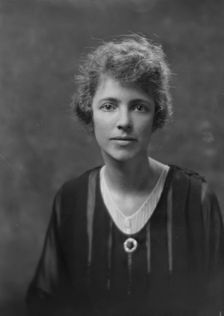 Mrs. Irving Olds, portrait photograph, 1918 Mar. 27. Creator: Arnold Genthe