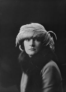 Mrs. J.E. Linde, portrait photograph, 1919 May 23. Creator: Arnold Genthe