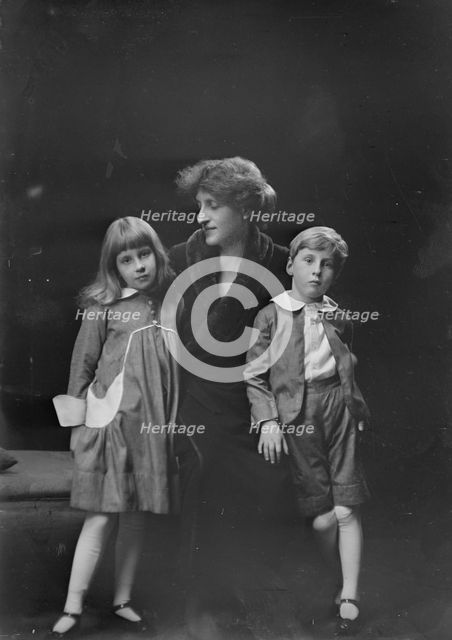 Mrs. J.W. O'Connor and children, portrait photograph, 1919 Feb. 12. Creator: Arnold Genthe.