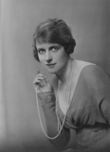 Mrs. James Hackett, portrait photograph, 1918 Oct. 9. Creator: Arnold Genthe