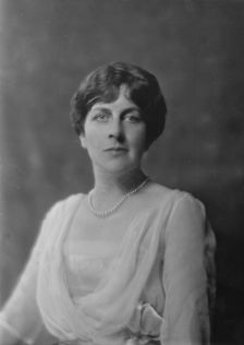 Mrs. John Glass, portrait photograph, 1918 Aug. 1. Creator: Arnold Genthe