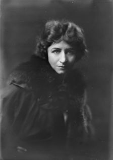 Mrs. K.L. Spaeth, portrait photograph, 1919 Oct. 2. Creator: Arnold Genthe