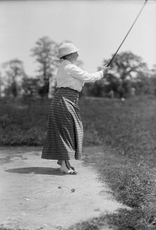 Mrs. L.O. Cameron - Playing Golf, 1913. Creator: Harris & Ewing