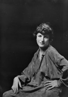 Mrs. L. Stallings, portrait photograph, 1919 May. Creator: Arnold Genthe