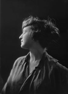 Mrs. L. Stallings, portrait photograph, 1919 May. Creator: Arnold Genthe