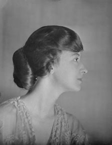 Mrs. L.R. Burch, portrait photograph, 1919 Feb. Creator: Arnold Genthe
