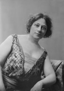 Mrs. La Barre, portrait photograph, 1918 May 17. Creator: Arnold Genthe