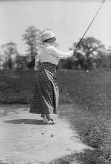 Mrs. L.O. Cameron - Playing Golf, 1913. Creator: Harris & Ewing