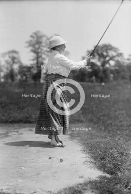 Mrs. L.O. Cameron - Playing Golf, 1913. Creator: Harris & Ewing.
