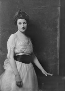 Mrs. Paskus, portrait photograph, 1918 May 13. Creator: Arnold Genthe
