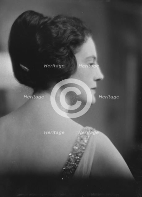 Mrs. Peixotto, portrait photograph, 1918 Feb. 25. Creator: Arnold Genthe.