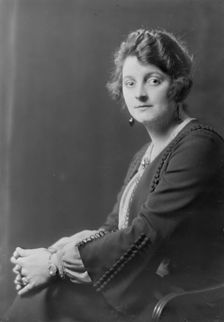 Mrs. Pierce, portrait photograph, 1918 Oct. 8. Creator: Arnold Genthe