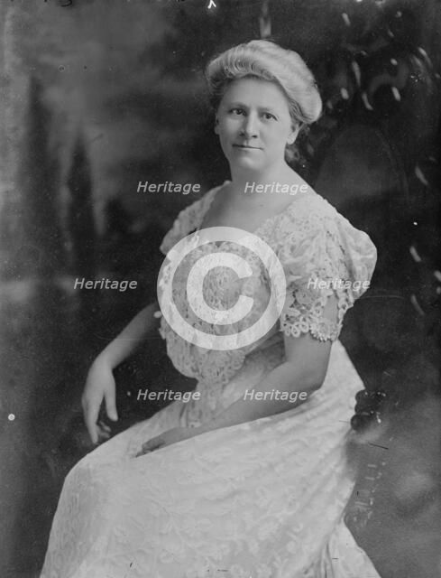 Mrs. Robt. Gamble seated, 1910. Creator: Bain News Service.
