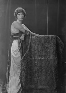 Mrs. Rosecrans Baldwin, portrait photograph, 1918 Aug. 27. Creator: Arnold Genthe