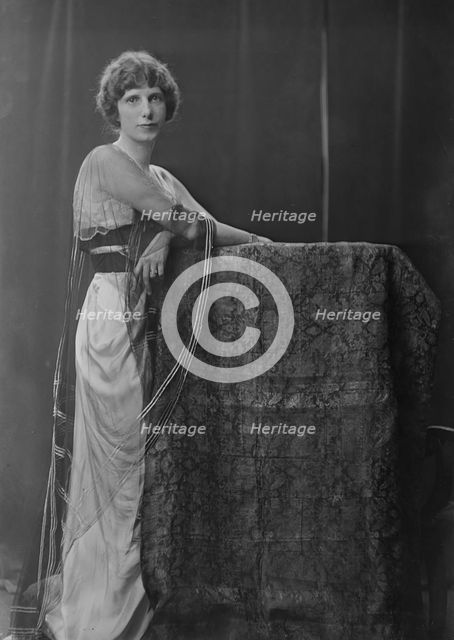Mrs. Rosecrans Baldwin, portrait photograph, 1918 Aug. 27. Creator: Arnold Genthe.