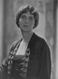 Mrs. Rosecrans Baldwin, portrait photograph, 1918 Sept. 4. Creator: Arnold Genthe
