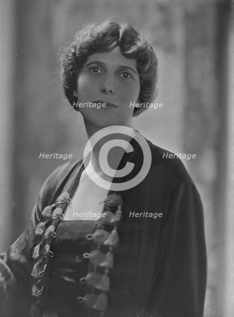 Mrs. Rosecrans Baldwin, portrait photograph, 1918 Sept. 4. Creator: Arnold Genthe.
