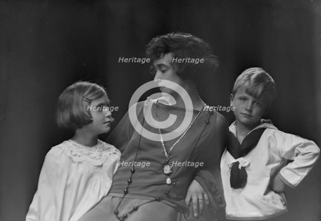 Mrs. Rousseau and children, portrait photograph, 1918 Nov. 14. Creator: Arnold Genthe.