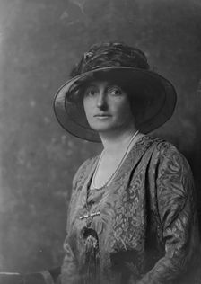 Mrs. Seward Prosser, portrait photograph, 1919 June. Creator: Arnold Genthe