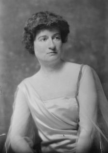 Mrs. Sidney Aske, portrait photograph, 1918. Creator: Arnold Genthe