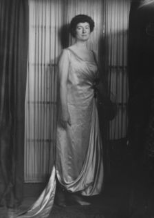 Mrs. Sidney Aske, portrait photograph, 1918. Creator: Arnold Genthe