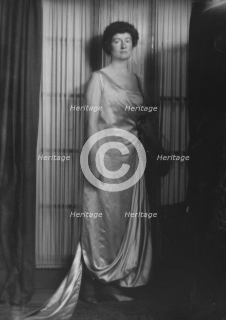 Mrs. Sidney Aske, portrait photograph, 1918. Creator: Arnold Genthe.
