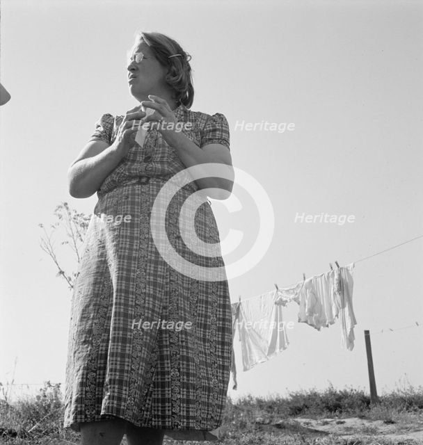 Mrs. Soper tells how it was when they first came, Willow Creak, Oregon, 1939. Creator: Dorothea Lange.