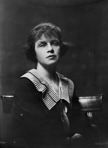 Mrs. T.A.D. Percival, (Von Schlegell), portrait photograph, 1919 Oct. 20. Creator: Arnold Genthe