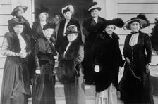 Mrs. T.P. Gore, Mrs. H.A. Cooper, Mrs. J.E. Baker [i.e., Raker], Mrs. F.M. Briggs, [Mrs.]..., 1915. Creator: Bain News Service