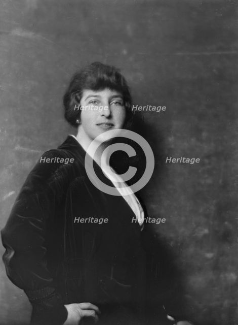 Mrs. Thornton White, portrait photograph, 1917 Dec. Creator: Arnold Genthe.