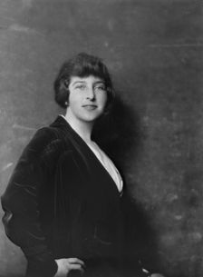Mrs. Thornton White, portrait photograph, 1917 Dec. Creator: Arnold Genthe
