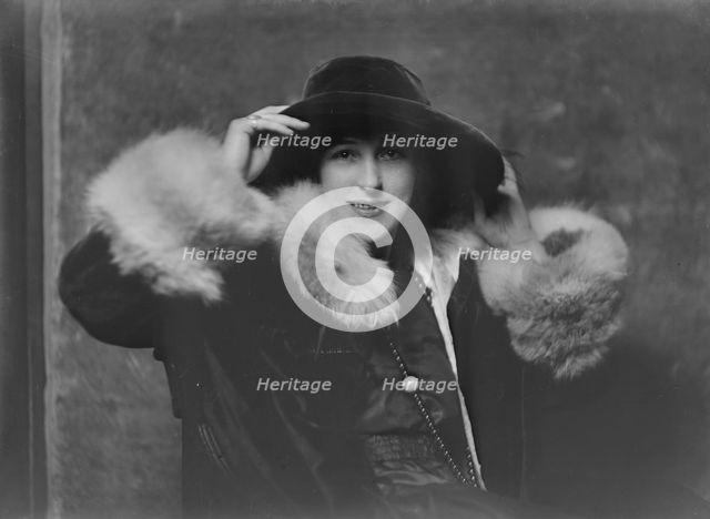 Mrs. W.B. Knapp, portrait photograph, 1918 Nov. 6. Creator: Arnold Genthe.