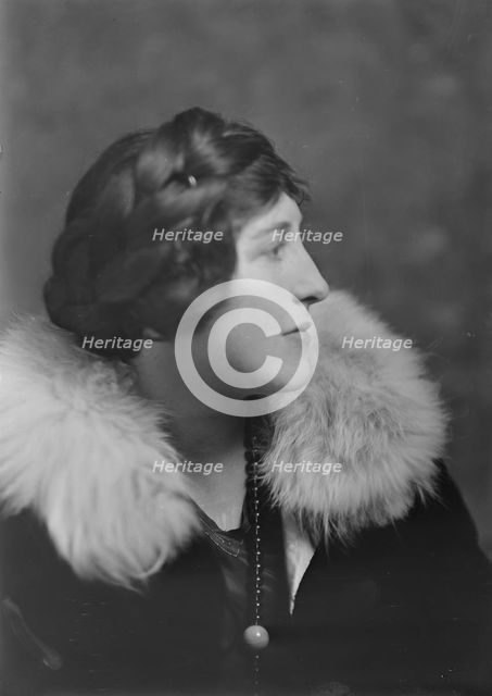 Mrs. W.B. Knapp, portrait photograph, 1918 Nov. 6. Creator: Arnold Genthe.