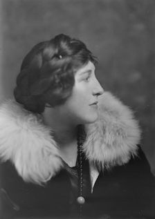 Mrs. W.B. Knapp, portrait photograph, 1918 Nov. 6. Creator: Arnold Genthe