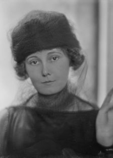 Mrs. W.H. Van Velck, portrait photograph, 1918 June 15. Creator: Arnold Genthe