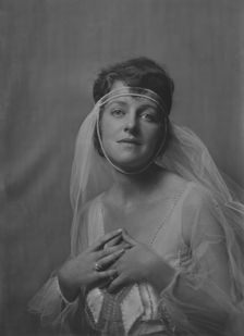 Mrs. W.S. Elliott, portrait photograph, 1918 Nov. 6. Creator: Arnold Genthe