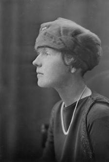 Mrs. W.S. Godfrey, portrait photograph, 1918 Aug. 6. Creator: Arnold Genthe