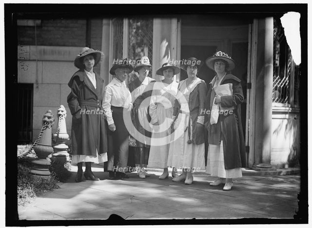 Mrs. W. Watson, Miss Lavena? Dock, Miss Catherine Flanagan..., between 1916 and 1918. Creator: Harris & Ewing.