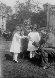 Mrs. W.W. Niles & children, between c1915 and c1920. Creator: Bain News Service