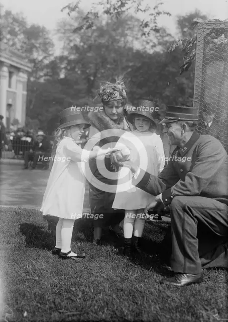 Mrs. W.W. Niles & children, between c1915 and c1920. Creator: Bain News Service.