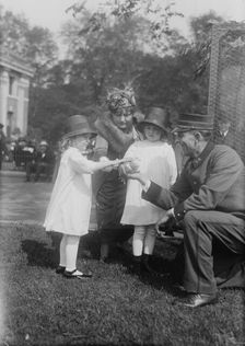 Mrs. W.W. Niles & children, between c1915 and c1920. Creator: Bain News Service