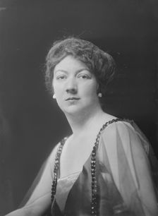 Mrs. Walter M. Murphy, portrait photograph, 1918 Nov. Creator: Arnold Genthe