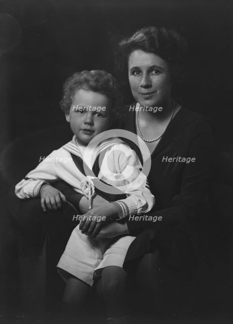 Mrs. Willard Baldwin and child, portrait photograph, 1930 May 5. Creator: Arnold Genthe.