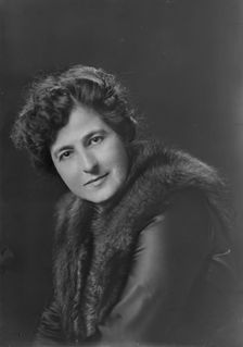 Mrs. William B. Kennedy, portrait photograph, 1918 Oct. 29. Creator: Arnold Genthe