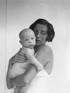 Mrs. William Muschenheim and baby, portrait photograph, between 1911 and 1942. Creator: Arnold Genthe