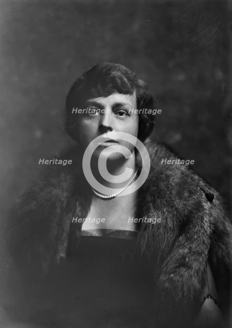 Mrs. Winchester Noyes, portrait photograph, 1919 Sept. 23. Creator: Arnold Genthe.