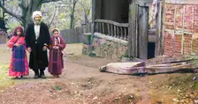 Mullah with his female students near the Artomelinskaia mosque in Artvin, between 1905 and 1915. Creator: Sergey Mikhaylovich Prokudin-Gorsky
