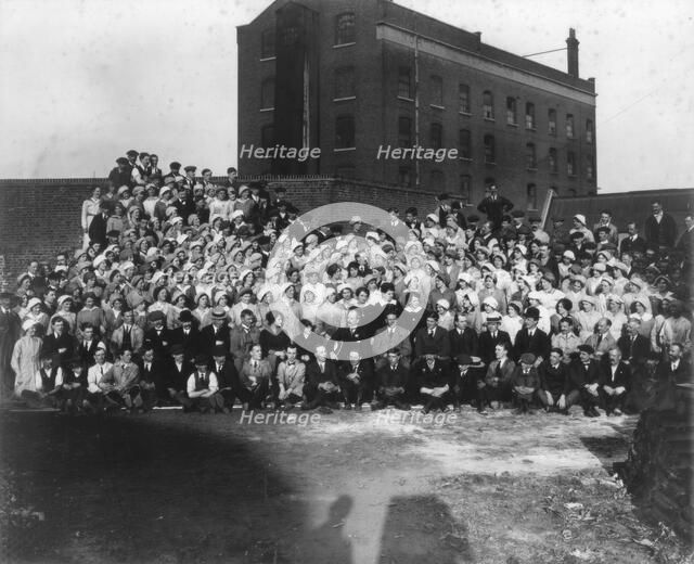 Munitions factory workers, London, World War I, 1914-1918. Artist: Haua