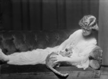 Murdock, Ann, Miss, with Buzzer the cat, portrait photograph, 1914 July 23. Creator: Arnold Genthe