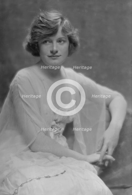 Murdock, Ann, Miss, portrait photograph, 1914 July 23. Creator: Arnold Genthe.